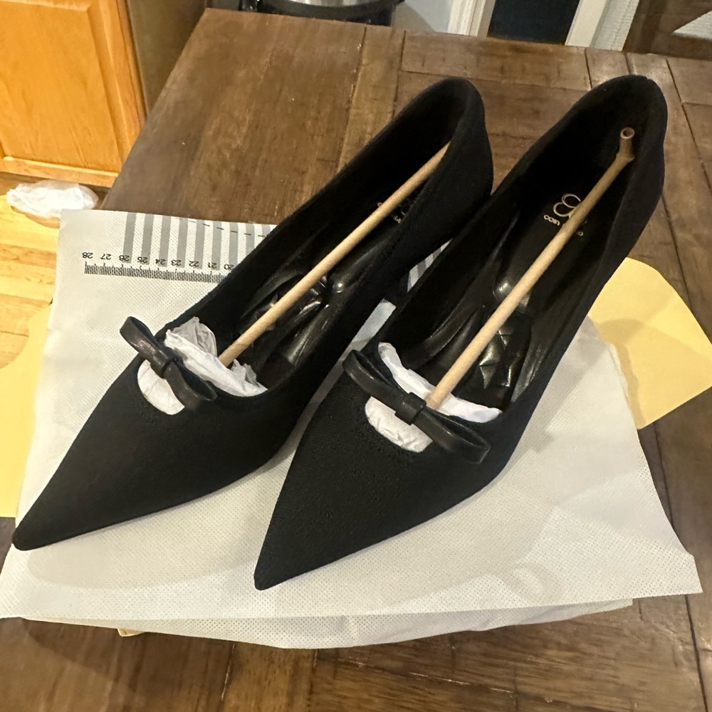 Black New pumps sz 8.5 Cosy Island (trending on social media)